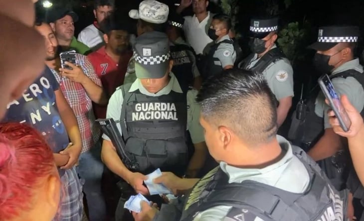 Bloquean carretera para denunciar que la GN confiscó ‘ilegalmente’ dinero a vendedor de autos en Tamaulipas