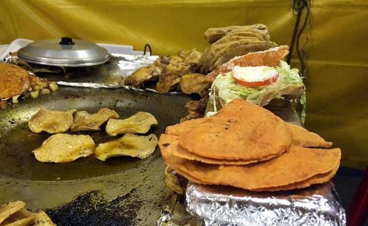 Tacos rojos de 'Los Agachados', una tradición de la gastronomía potosina para deleitar el paladar