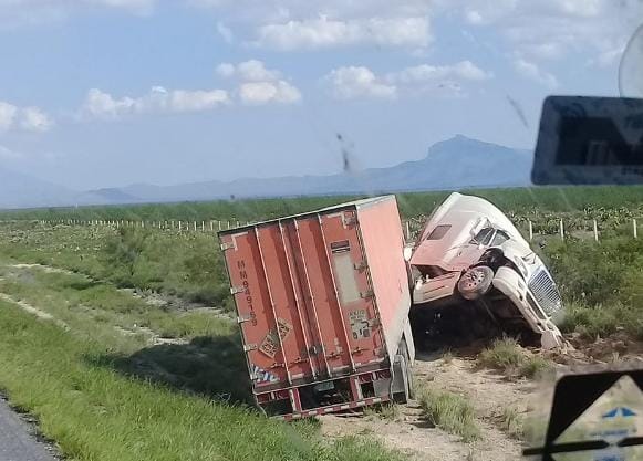 Trailero sufre salida de camino en la carretera Monclova-Monterrey