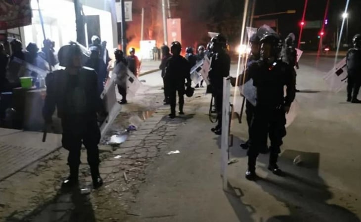 Con piedras y balazos al aire desalojan a manifestantes del crucero del Aeropuerto de Oaxaca; hay 6 heridos