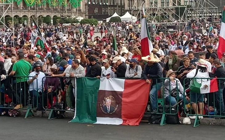 Simpatizantes de AMLO alteran bandera con su foto sobre el Escudo