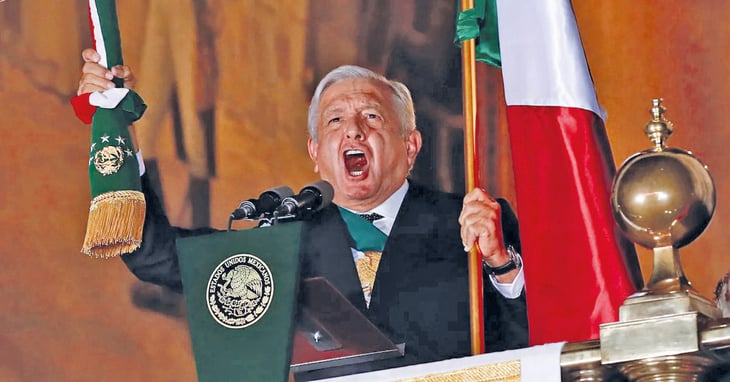 AMLO grita ¡Viva México! ante un Zócalo lleno