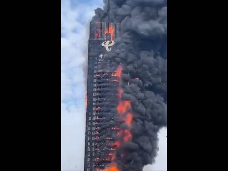 Un espectacular incendio arrasa un rascacielos en el sur de China