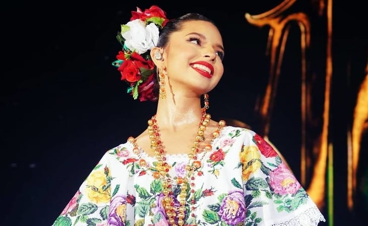 Los vestidos tradicionales mexicanos de Ángela Aguilar