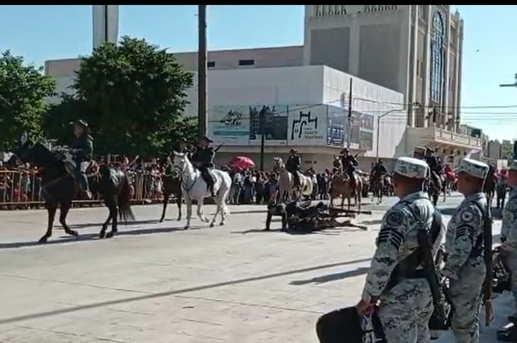 Cae jinete durante el desfile por la Independencia en Torreón