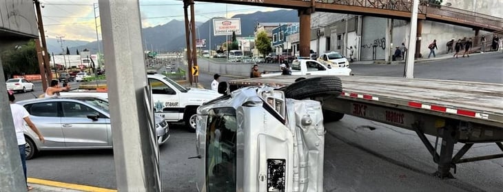 Tráiler destroza auto en la entrada de la colonia Guerrero de Saltillo
