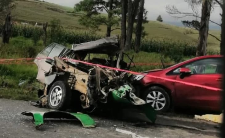 Video: Taxi invade carril contrario y se impacta contra dos vehículos; hay cuatro muertos