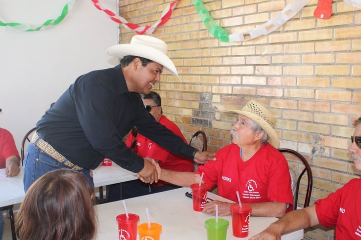Beto Villarreal y DIF asisten a personas  con discapacidad