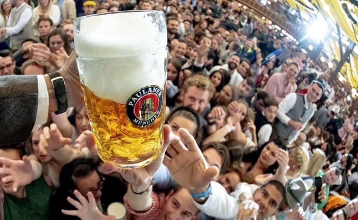 Festival de cerveza Oktoberfest abre entre multitudes tras 2 años de 'sequía' por el Covid-19