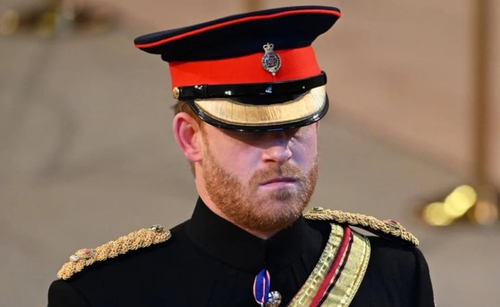 El príncipe Harry desconsolado: a su uniforme le quitaron las iniciales de la Reina