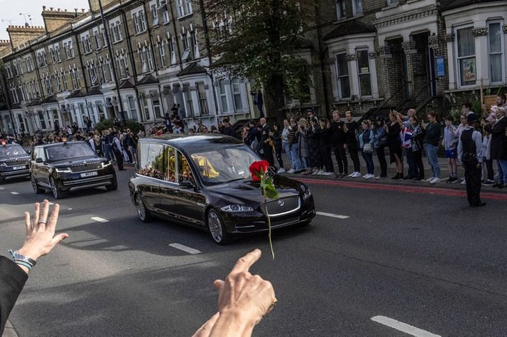 Féretro de la reina Isabel II es trasladado por un vehículo fúnebre hacia Windsor