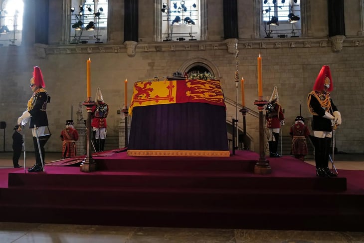 La Reina Isabel es sepultada junto al duque de Edimburgo 