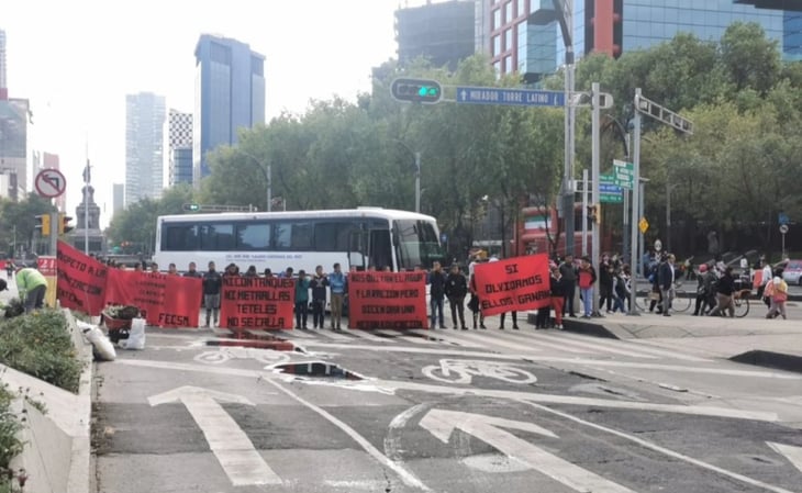 'Unas grúas, quitas los camiones y a chin... a su madre', capitalinos externan su molestia por bloqueo en Reforma e Insurgentes