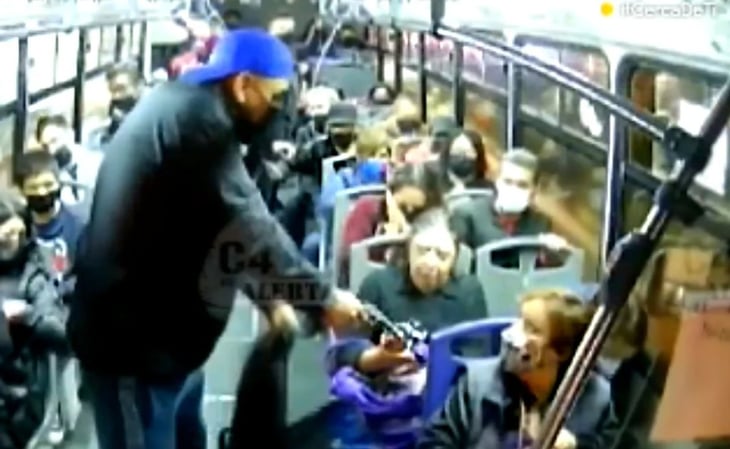 VIDEO: Asaltante encañona a pasajeros de autobús en la Miguel Hidalgo
