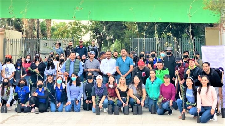Realizan alumnos de Ateneo Ramos Arizpe reforestación en Ciudad Deportiva
