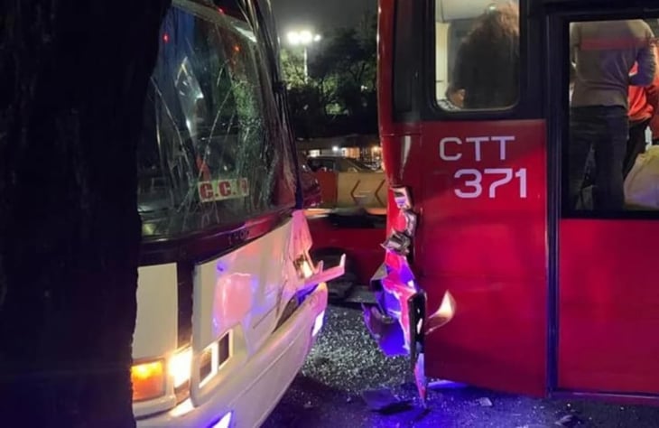 Choque entre autobús turístico y Metrobús deja 9 heridos en Tláhuac