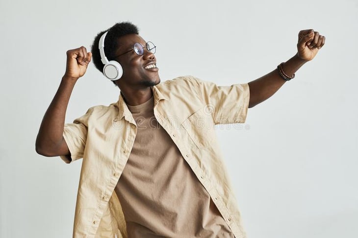 Tips para escuchar música con audífonos sin afectar la salud 
