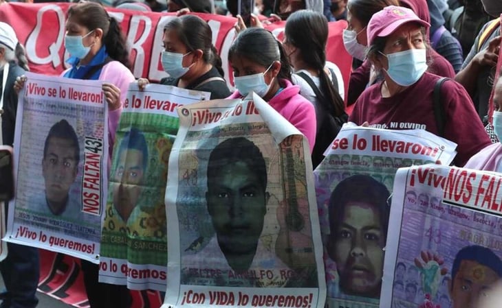 VIDEO: Mitin en FGR por caso Ayotzinapa termina en enfrentamiento con policías; reportan 11 elementos heridos