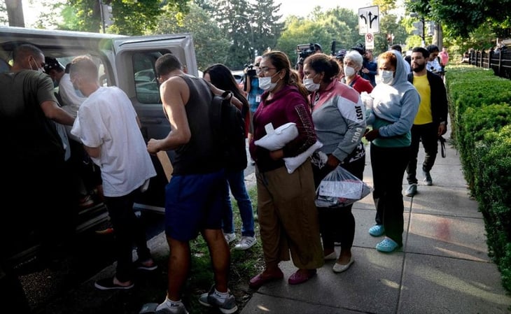 NY abrirá centros para migrantes enviados por Texas 