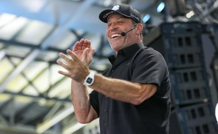 Tony Robbins prende la Arena México a 15 mil asistentes