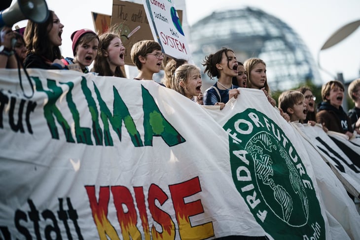 Jóvenes realizan 'huelga climática' en cuatro ciudades del mundo; exigen más ayuda para países pobres afectados