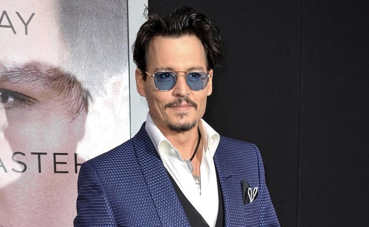 Johnny Depp sale con abogada que lo defendió en juicio; no es Camille Vasquez