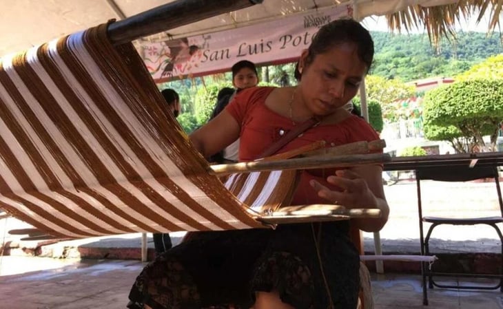 Mujeres artesanas de Chalchicuautla luchan por no dejar morir el telar de cintura, como tradición huasteca