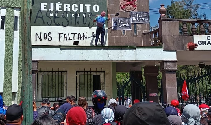 Giran órdenes de captura contra exprocurador de Guerrero y dos funcionarios más por caso Ayotzinapa