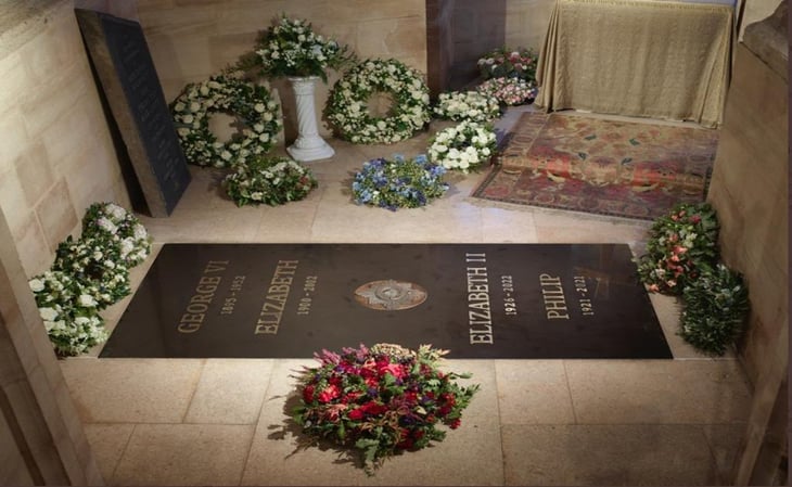 Develan oficialmente la lápida de Isabel II
