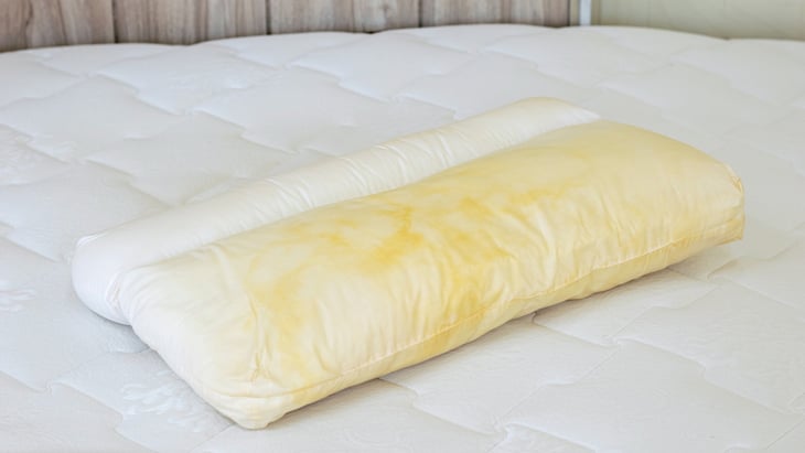 Por qué las almohadas se vuelven amarillas y cómo limpiarlas fácilmente