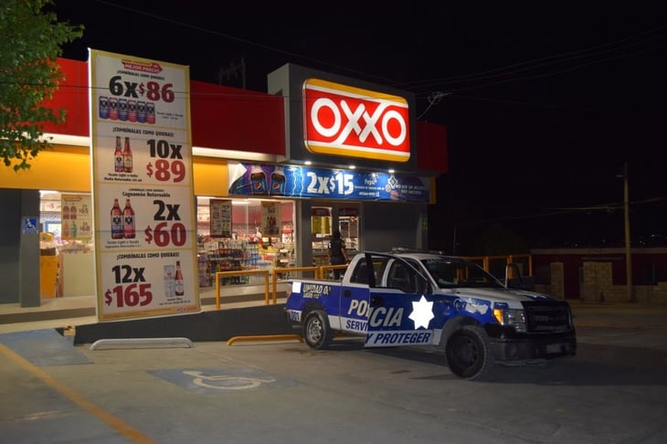 Roban cartón de cuartito en Oxxo y son detenidos en Monclova 