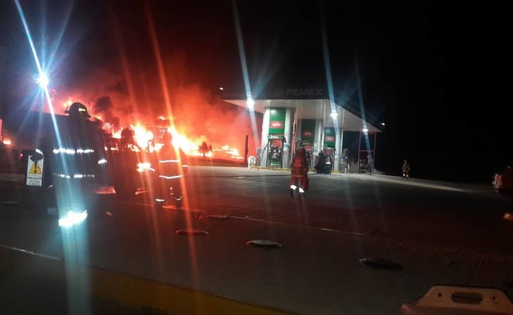 Choque provoca explosión cerca de gasolinera en Tamaulipas; se calcinan 6 tractocamiones y hay un muerto
