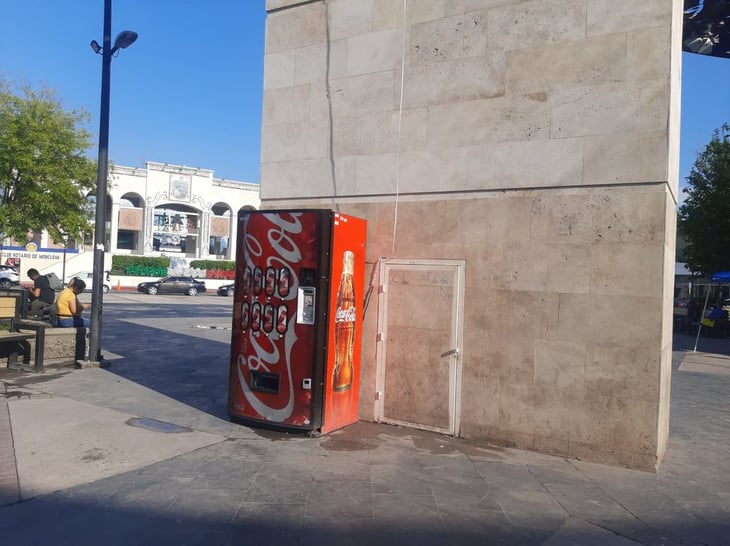 Departamentos de Salud Municipal e Ingresos retiran máquinas expendedoras de sodas en Plaza Principal 
