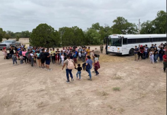 La Patrulla Fronteriza ¡en una semana! Detuvieron a 10,328 indocumentados en  la frontera de Del Río, Texas