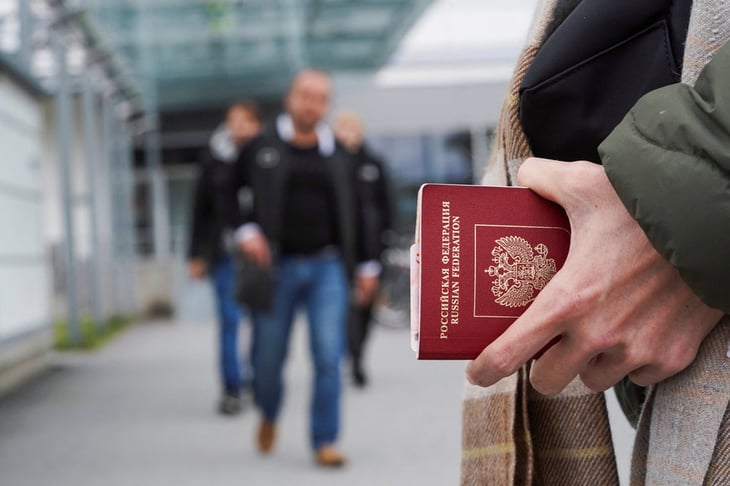 Rusia dejará de expedir pasaportes a personas movilizadas; Finlandia afina veto a turistas rusos