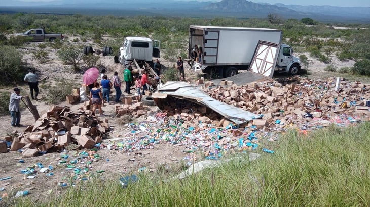 Tráiler con productos de limpieza vuelca en la carretera Monterrey-Monclova