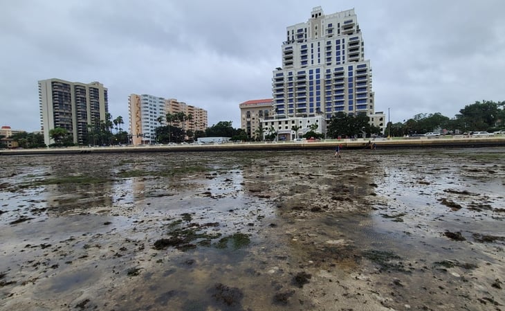 Huracán 'Ian' hace retroceder el agua en la Bahía de Tampa, en Florida