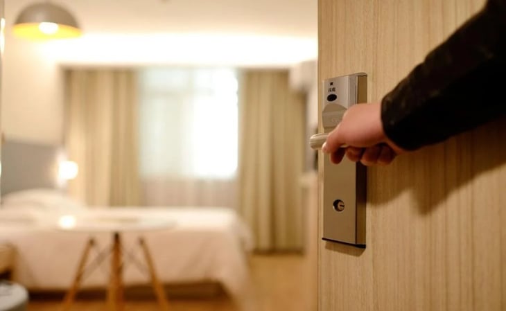 Tiktoker revela dónde y cómo esconden cámaras en hoteles y Airbnb