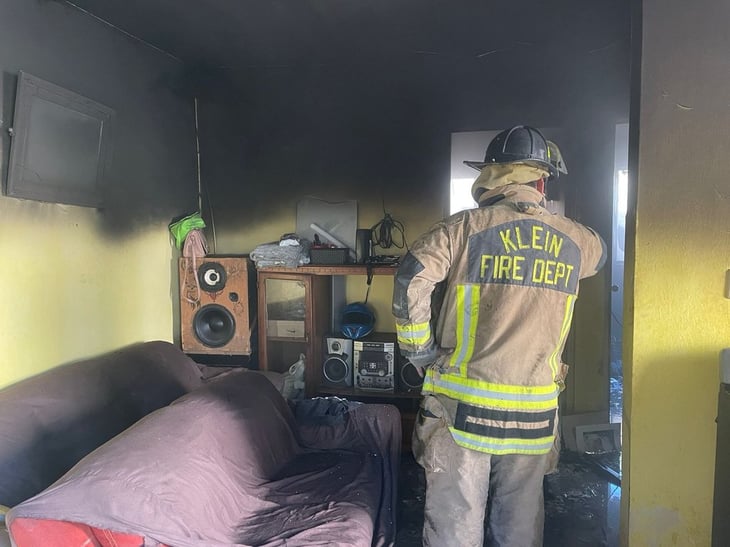 Fuerte incendio deja a familia sin hogar 