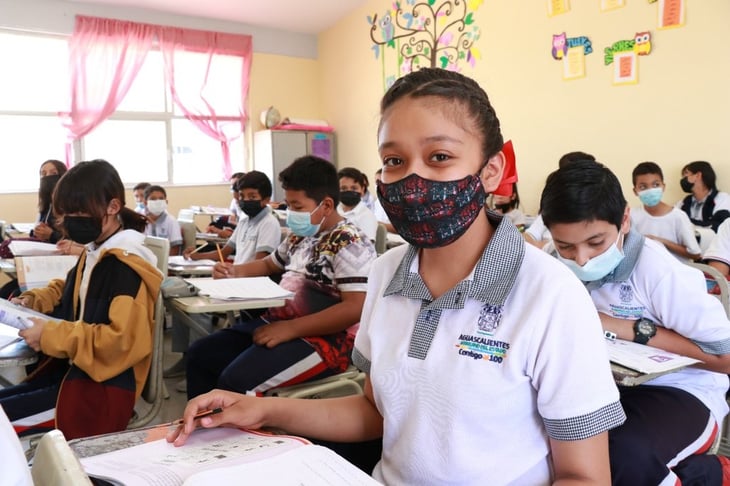 Escuelas públicas de Querétaro mantendrán el uso del cubrebocas