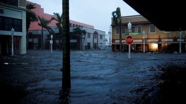 Huracán Ian provoca inundaciones 'catastróficas' en Florida; deja más de 2 millones de hogares sin electricidad
