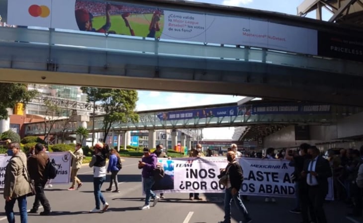 Manifestantes bloquean acceso a la Terminal 1 del AICM 
