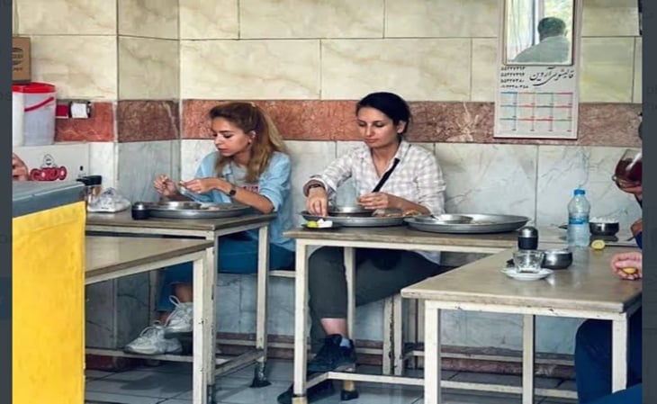 Detienen a mujer iraní por estar sin velo en un restaurante de Teherán