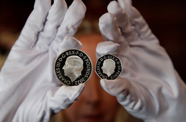 Así son las nuevas monedas con la imagen del rey Carlos III sin corona