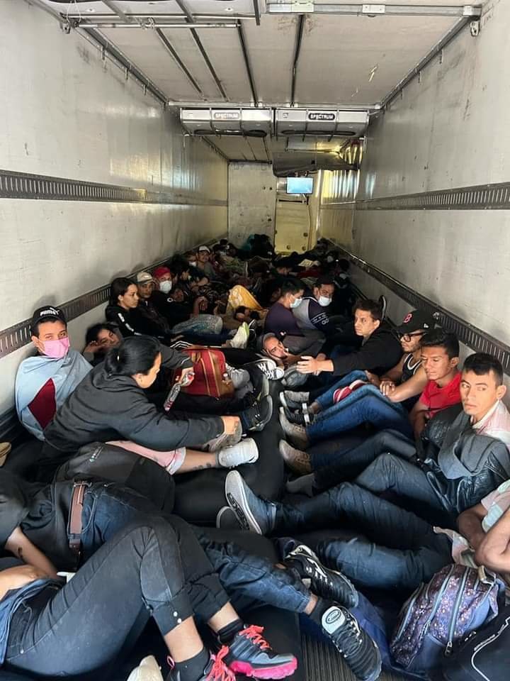 Policía Civil Coahuila detecta tráiler con 64 migrantes 