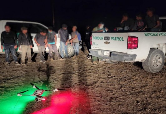Con drones Patrulla Fronteriza detecta a grupos de indocumentados que cruzan el río Bravo, arrestan a 30
