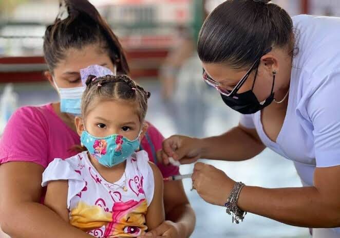Niños y abuelos reciben vacuna contra influenza