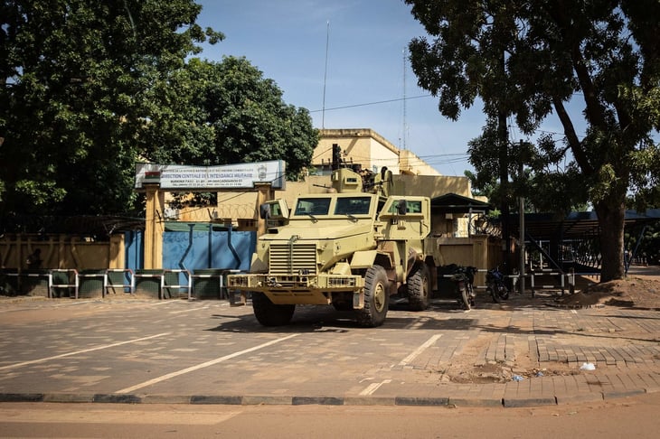 Tras golpe de Estado en Burkina Faso, soldados realizan disparos y helicópteros sobrevuelan la capital