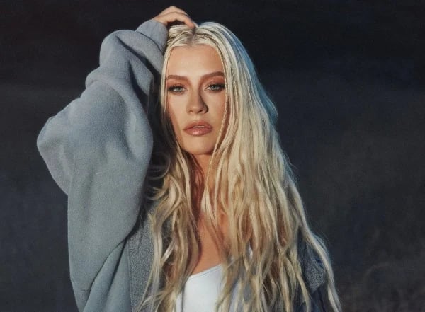 Christina Aguilera 'enciende' Instagram con vestido satinado braless