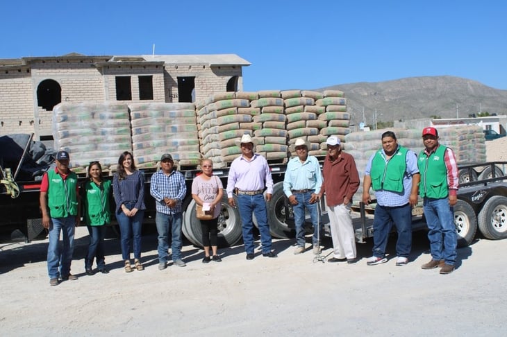 Beto Villarreal entrega cemento de Mejora Coahuila